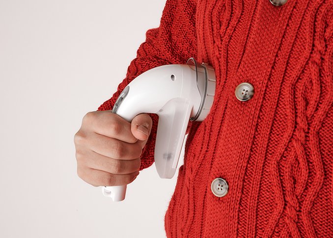 ぼろぼろセーターが復活！ “コードの有無”が選べる毛玉取りで驚くほどキレイになります