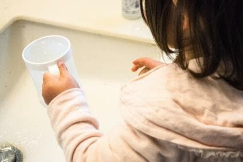 みんなが使う洗面所のコップは浮かせるだけでスッキリ＆清潔に！ イメージ