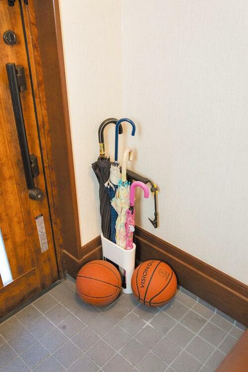 スッキリ玄関には省スペース傘立てを置く イメージ