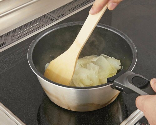 5：サラダ油大さじ1を加えて強火で加熱スタート 炒め玉ねぎおすすめ イメージ