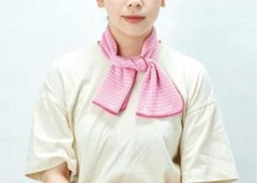 すべすべの生地が気持ちいい 白元アース「アイスノン 極冷えタオル」 イメージ3