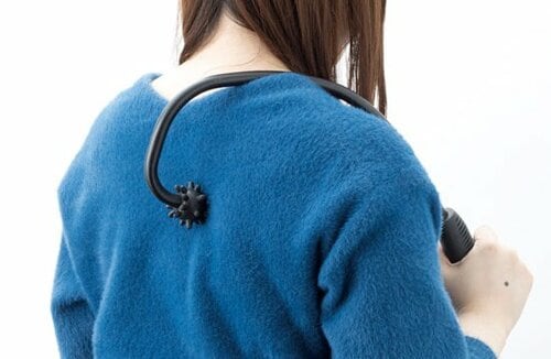 手が届かない背中のツボにもピタリ 角度を変えても的確に押せます イメージ