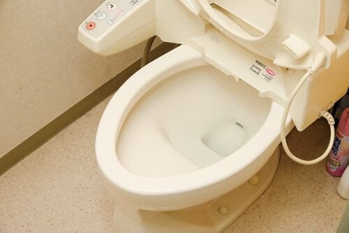 フチ裏の汚れは泡＋直拭きでカンペキに落とす イメージ