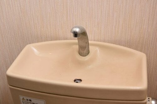 【手洗い場】意外とこびりつくホコリは脱水タオルで拭き取る イメージ2