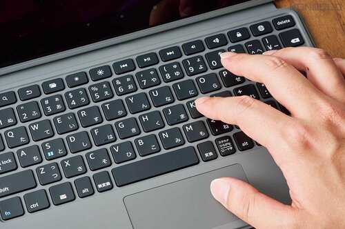 Good Priceの理由:トラックパッド付きで使いやすいキーボード Amazonのタブレットセットおすすめ イメージ