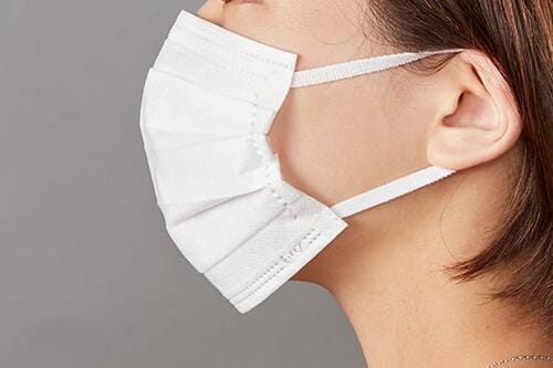 ノドの乾燥にはいつでもどこでも使える「保湿マスク」が便利です イメージ