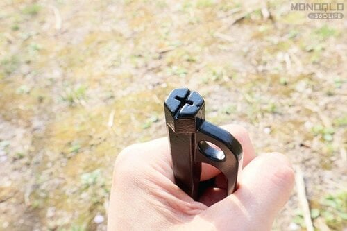 ネジ式というよりは普通のペグとして優秀 ワークマンのおすすめキャンプグッズおすすめ イメージ