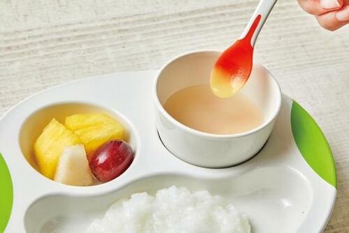 子どもが持ちやすい「はじめての離乳食カップ」