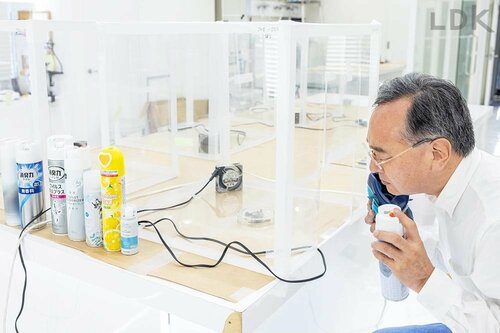 くさや臭の中に消臭スプレーを噴射 トイレの消臭スプレーおすすめ イメージ