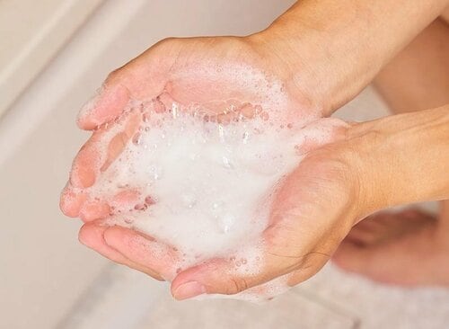 STEP2：シャンプーは泡立ててから頭皮・髪につける メンズ頭皮クレンジングおすすめ イメージ