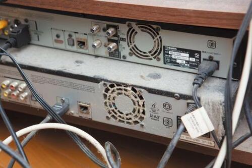 掃除ワザ2：AV機器のホコリは「掃除機＋ブラシ」の二刀流で！ イメージ