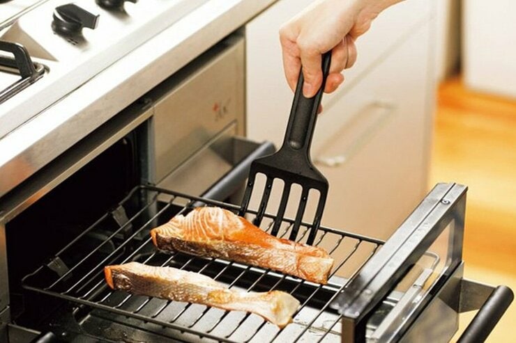 もうグチャッとさせない！ 焼き魚をひっくり返すにはアレが最適でした［3製品比較］