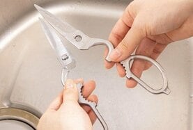 「良すぎて2本買いしている人もいるらしい」噂のキッチンバサミ、ついに買う時が来た｜Amazon初売りセール