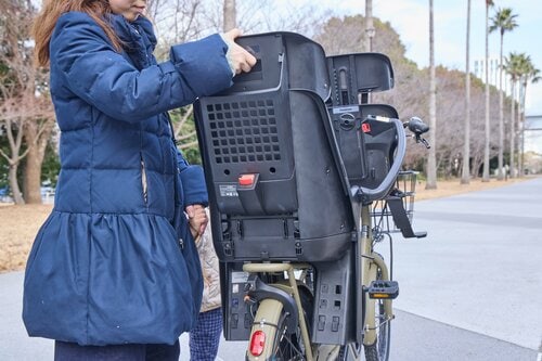 後ろ乗せシートのバックルが止めやすい！ 電動アシスト自転車おすすめ イメージ2