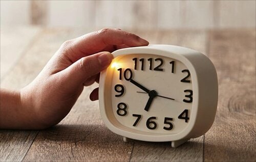 寝ぼけていても時間が よ～く見える文字盤が嬉しい イメージ2