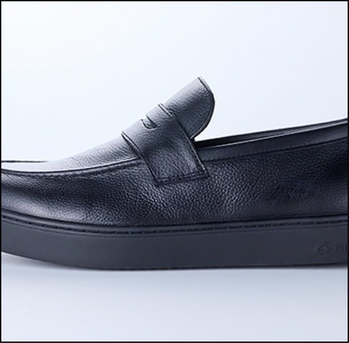 革靴の上品さで合わせやすい! メンズローファースニーカーおすすめ イメージ