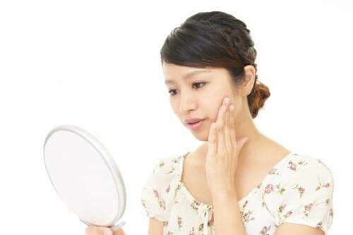 肌荒れに悩む女性のイメージ画像
