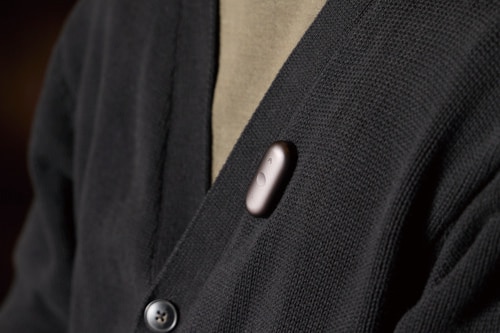 装着方法3：マグネットで服に挟む Plaud（プラウド）「Plaud NotePin S」おすすめ イメージ