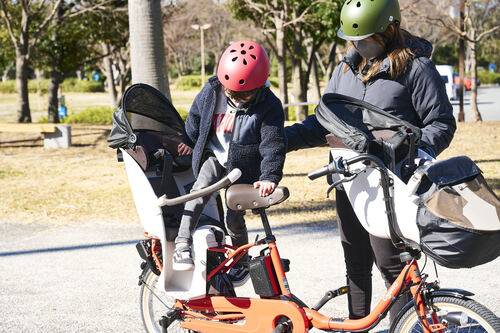 チャイルドシート(後ろ)も乗せ降ろしがしやすい 電動アシスト自転車おすすめ イメージ