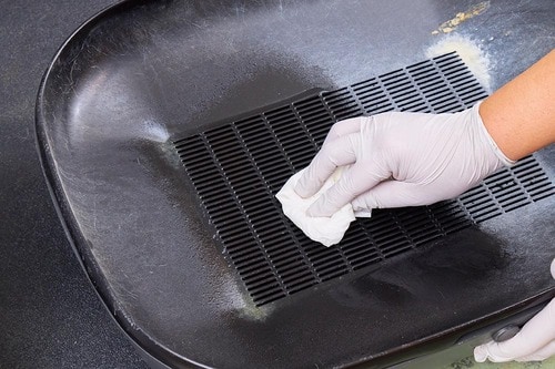 3.キッチンペーパーなどでスプレーを拭き取る ペット用お掃除シートおすすめ イメージ