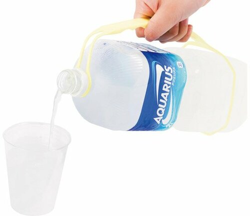 重い2Lボトルも掴まず注げるダイソーのボトルハンガー
