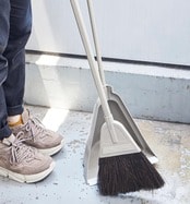 玄関掃除は“かがまない”が正義！「立つほうき」おすすめ3選。LDKが比較