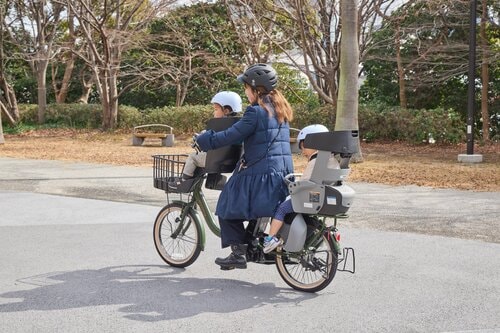 走行時は子どもも親もヘルメットを着用！ 電動アシスト自転車おすすめ イメージ