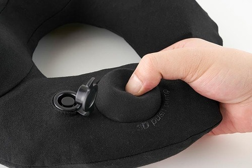 持ち運びに便利なコンパクトさ フード付きネックピローおすすめ イメージ