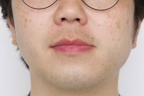悪目立ちしないピンク色で、ベスト並みに自然な仕上がり メンズ色付きリップおすすめ イメージ2