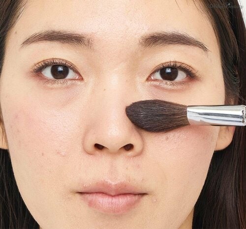 【ここが大事!】頬だけじゃなく鼻やあごにも入れて ポイントメイクおすすめ イメージ