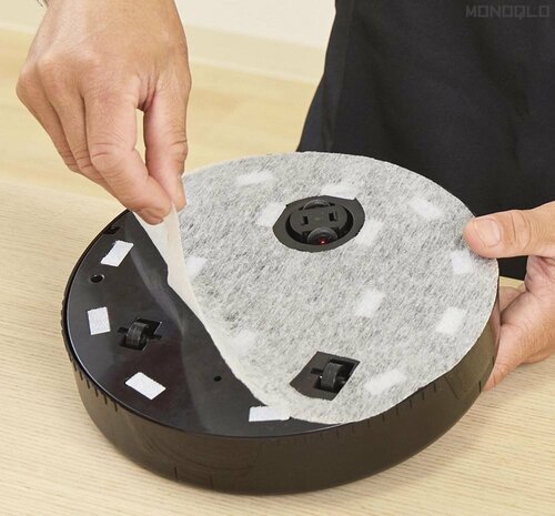 乾電池を入れてシートをセット ダイソーのロボット掃除機おすすめ イメージ