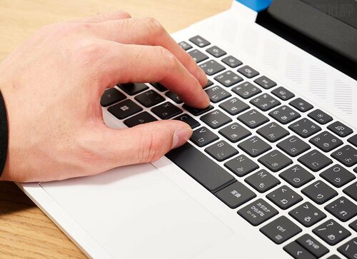 <ゲーマーcheck!>キーボード前のスペースが狭い ゲーミングノートPCおすすめ イメージ
