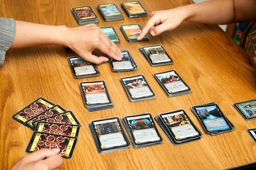 最強デッキを構築すべし ボードゲームおすすめ イメージ