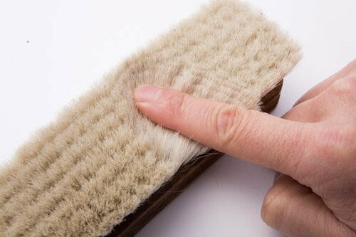 ツヤ出しにはやわらかいヤギの毛ブラシがオススメ イメージ