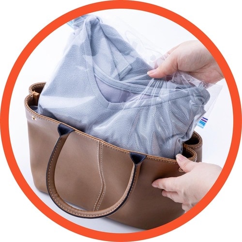 “今”着ない洋服をバッグにIN!緩衝材代わりにしちゃう クローゼットの収納アイデアおすすめ イメージ