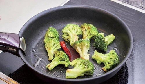 STEP1:ブロッコリーを焼く 冷凍ブロッコリーおすすめ イメージ