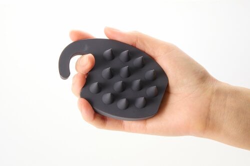 簡単に引っ掛けられる形状のフック シャンプーブラシおすすめ イメージ