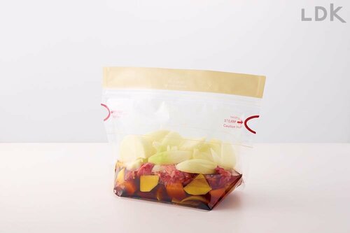 マチ付きで自立するから食材が入れやすい！ スリーコインズのキッチン雑貨おすすめ イメージ