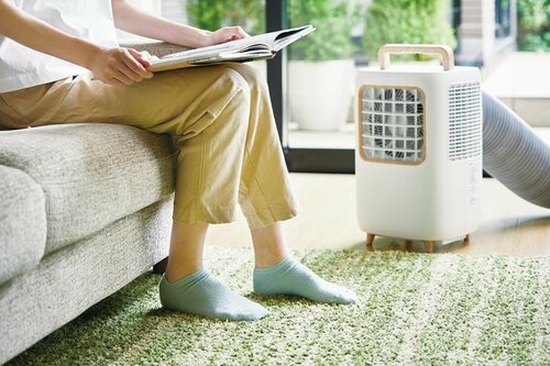 スポットクーラーをリビングで使っている様子