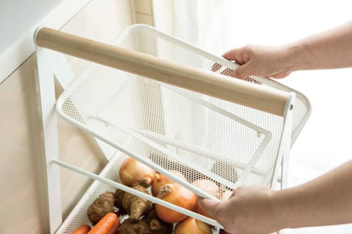 メッシュ素材のカゴつきワゴンはキッチンの食材置きにピッタリ イメージ