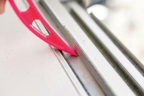 ブラシと角の両方使いでキレイに200円で買える高コスパのクリーナー イメージ3