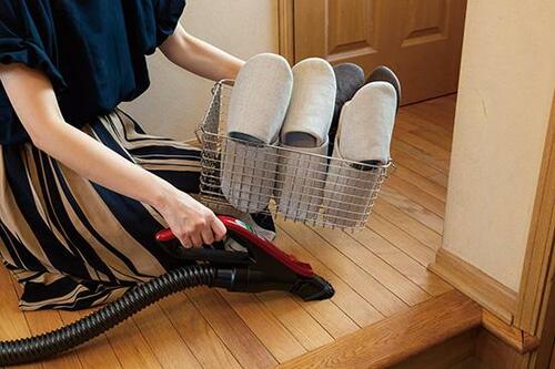 帰宅後の習慣で玄関掃除はラクに！靴は靴箱へ、スリッパはまとめる イメージ2