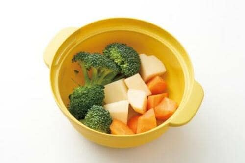 芋とにんじんはおいしくできた「便利レンジ鍋 Recopo」 イメージ2