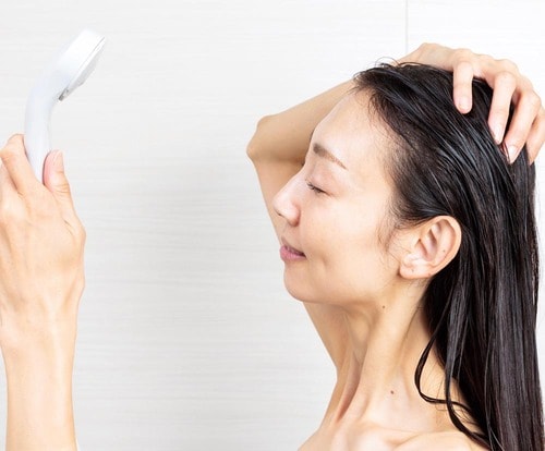 STEP4:しっかり流す シャンプーブラシおすすめ イメージ