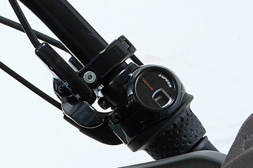 ハンドルロックが手動式なのでハンドルを回しやすい 電動アシスト自転車おすすめ イメージ