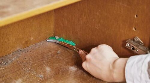 1：靴箱の中身を出してすみの砂をチャンネルブラシでかき出す イメージ