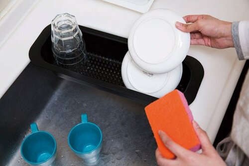 【シンクまわり収納⑤】洗い物は縦型タイプの水切りラックに収める イメージ