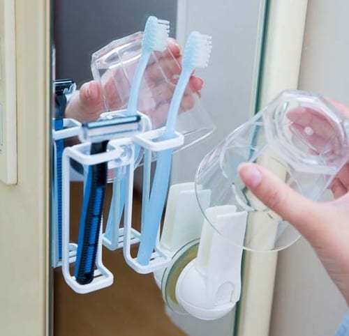 洗面所の小物は浮かせて収納すれば掃除も簡単なうえに清潔に保てます！ イメージ