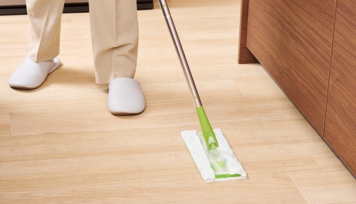 ステップ9:ワイパーを使って床を拭いたら、キッチンの大掃除は完了 イメージ