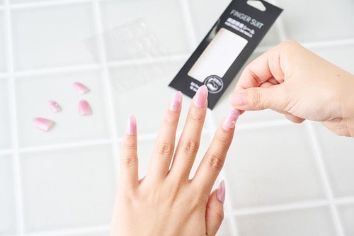 どんな爪にもフィットしやすい ネイルチップ用接着アイテムおすすめ イメージ